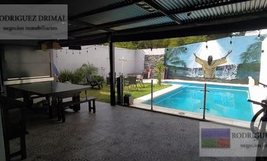 Casa en  Adrogue excelente estado 3 dormitorios cochera quincho y piscina!