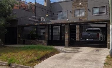 Casa en  Adrogue excelente estado 3 dormitorios cochera quincho y piscina!
