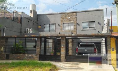 Casa en  Adrogue excelente estado 3 dormitorios cochera quincho y piscina!