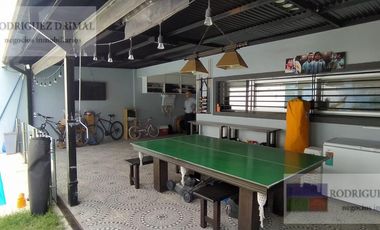 Casa en  Adrogue excelente estado 3 dormitorios cochera quincho y piscina!