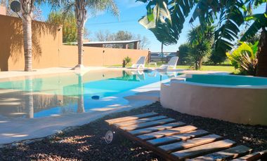 Casa 3 dormitorios con doble ingreso y pileta en  Ibarlucea