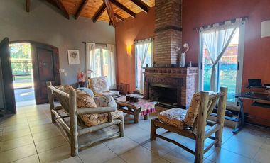 Casa 3 dormitorios con doble ingreso y pileta en  Ibarlucea