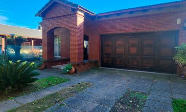 Casa 3 dormitorios con doble ingreso y pileta en  Ibarlucea