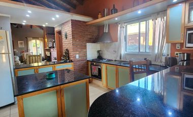 Casa 3 dormitorios con doble ingreso y pileta en  Ibarlucea