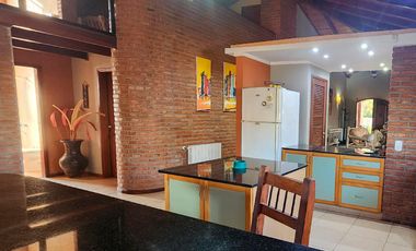 Casa 3 dormitorios con doble ingreso y pileta en  Ibarlucea