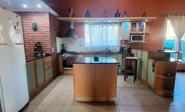 Casa 3 dormitorios con doble ingreso y pileta en  Ibarlucea