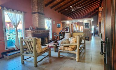 Casa 3 dormitorios con doble ingreso y pileta en  Ibarlucea