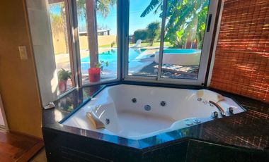 Casa 3 dormitorios con doble ingreso y pileta en  Ibarlucea