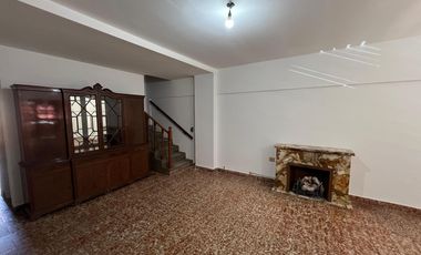 Casa triplex cuatro ambientes a la venta en Wilde Centro