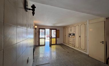 Casa triplex cuatro ambientes a la venta en Wilde Centro