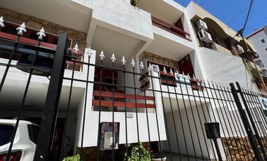 Casa triplex cuatro ambientes a la venta en Wilde Centro