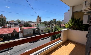 Casa triplex cuatro ambientes a la venta en Wilde Centro
