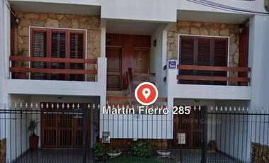 Casa triplex cuatro ambientes a la venta en Wilde Centro