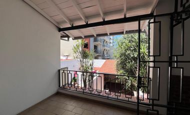 Casa triplex cuatro ambientes a la venta en Wilde Centro