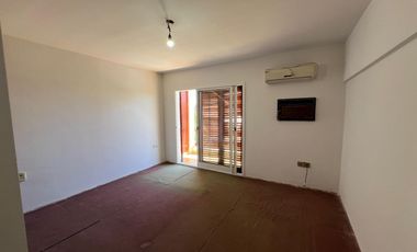 Casa triplex cuatro ambientes a la venta en Wilde Centro