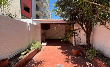 Casa triplex cuatro ambientes a la venta en Wilde Centro