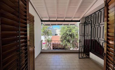Casa triplex cuatro ambientes a la venta en Wilde Centro
