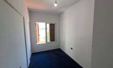 Casa triplex cuatro ambientes a la venta en Wilde Centro