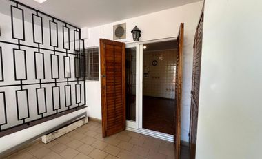 Casa triplex cuatro ambientes a la venta en Wilde Centro