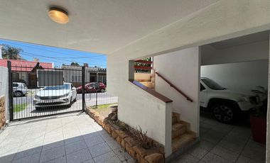 Casa triplex cuatro ambientes a la venta en Wilde Centro