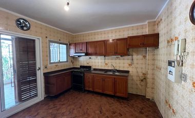 Casa triplex cuatro ambientes a la venta en Wilde Centro