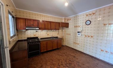 Casa triplex cuatro ambientes a la venta en Wilde Centro