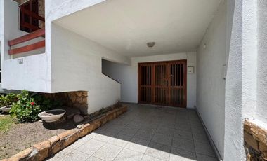 Casa triplex cuatro ambientes a la venta en Wilde Centro