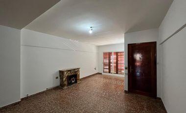 Casa triplex cuatro ambientes a la venta en Wilde Centro