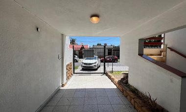 Casa triplex cuatro ambientes a la venta en Wilde Centro