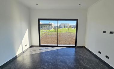 Casa en venta en B°C° San Pablo Pilar. 3 dormitorios y escritorio. Posibilidad de financiación.