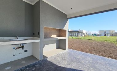 Casa en venta en B°C° San Pablo Pilar. 3 dormitorios y escritorio. Posibilidad de financiación.