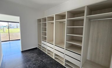 Casa en venta en B°C° San Pablo Pilar. 3 dormitorios y escritorio. Posibilidad de financiación.