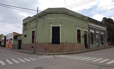 Casa de 3 dormitorios, cochera y jardin. A una cuadra de la plaza San Martin