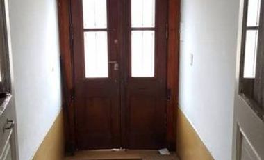 Casa de 3 dormitorios, cochera y jardin. A una cuadra de la plaza San Martin