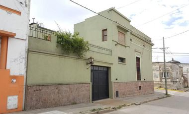 Casa de 3 dormitorios, cochera y jardin. A una cuadra de la plaza San Martin