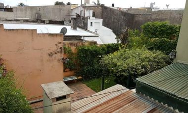 Casa de 3 dormitorios, cochera y jardin. A una cuadra de la plaza San Martin