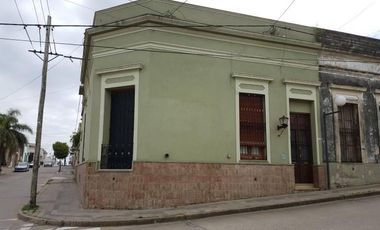 Casa de 3 dormitorios, cochera y jardin. A una cuadra de la plaza San Martin