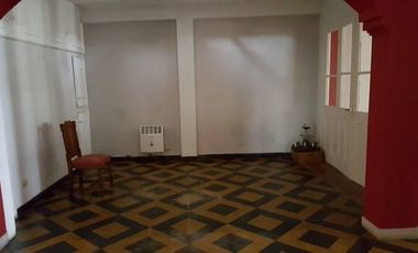 Casa de 3 dormitorios, cochera y jardin. A una cuadra de la plaza San Martin
