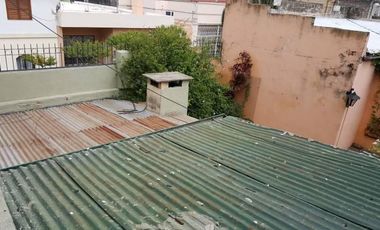 Casa de 3 dormitorios, cochera y jardin. A una cuadra de la plaza San Martin