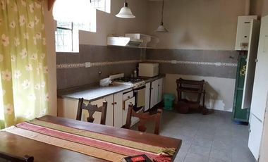 Casa de 3 dormitorios, cochera y jardin. A una cuadra de la plaza San Martin