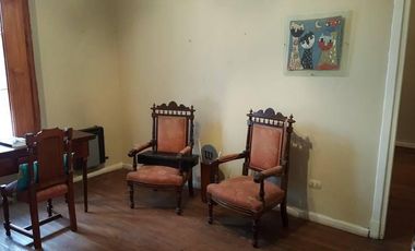 Casa de 3 dormitorios, cochera y jardin. A una cuadra de la plaza San Martin