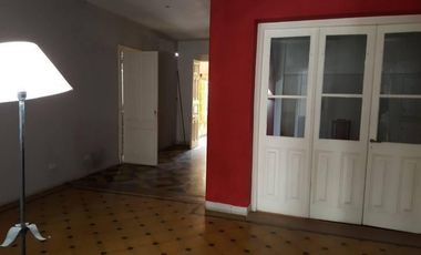 Casa de 3 dormitorios, cochera y jardin. A una cuadra de la plaza San Martin
