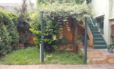 Casa de 3 dormitorios, cochera y jardin. A una cuadra de la plaza San Martin