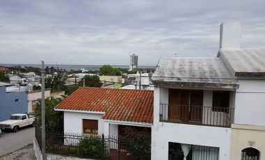 Casa de 3 dormitorios, cochera y jardin. A una cuadra de la plaza San Martin