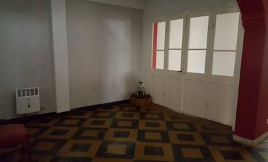 Casa de 3 dormitorios, cochera y jardin. A una cuadra de la plaza San Martin