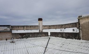Casa de 3 dormitorios, cochera y jardin. A una cuadra de la plaza San Martin