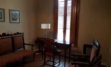 Casa de 3 dormitorios, cochera y jardin. A una cuadra de la plaza San Martin