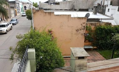 Casa de 3 dormitorios, cochera y jardin. A una cuadra de la plaza San Martin