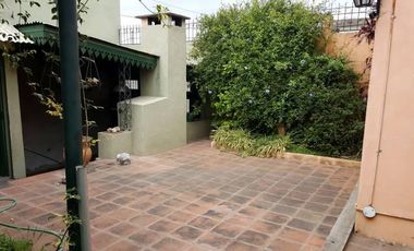 Casa de 3 dormitorios, cochera y jardin. A una cuadra de la plaza San Martin