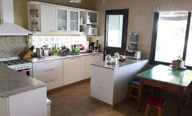 Esplendida casa de 4 dormitorios, 4 baños, pileta, en country nautico